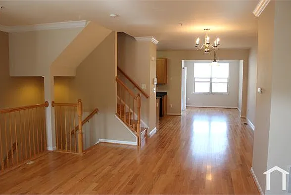 906 E Lombard St — Photo 22