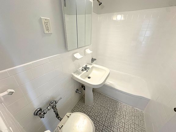 5th image of 22410 Jamaica Ave APT 3F