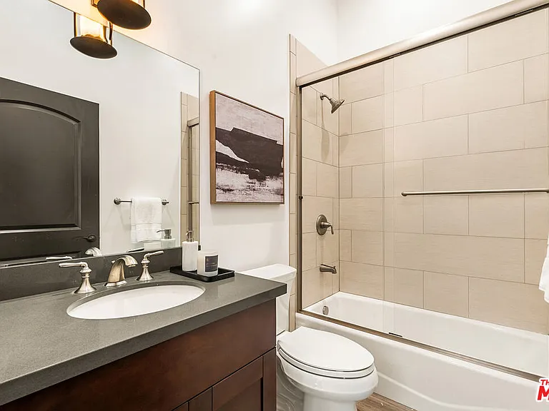 8836 Wonderland Ave — Photo 23