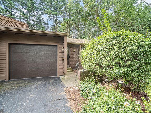 3rd image of 462 Evergreen Ln