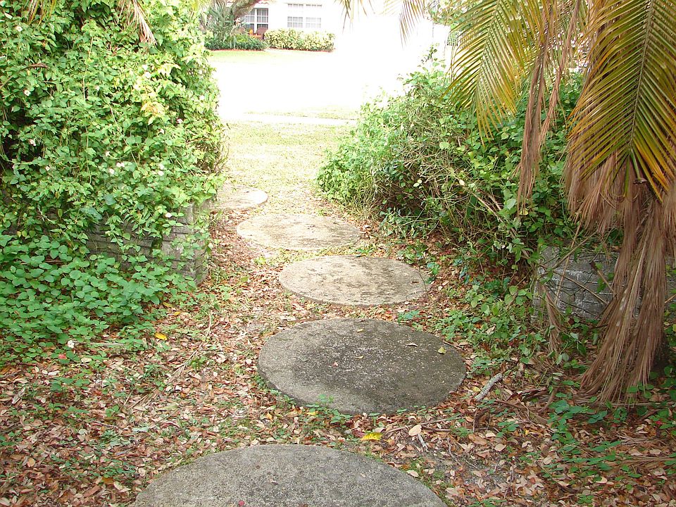 2nd image of 820 SW 3rd St