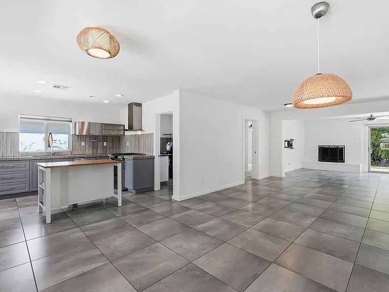 2525 E Minnezona Ave — Photo 4