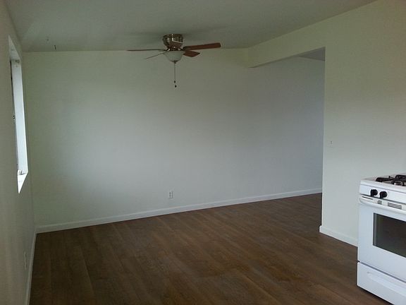 5th image of 427 W Greenwich Rd