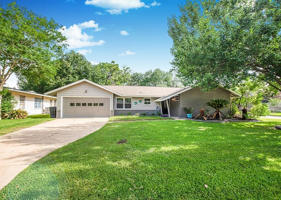 Charming home with good curb appeal. Large corner lot. Roof replaced in 2013. Plumbing replaced with PVC. Double paned windows! Did not flood.