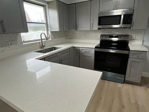 4th image of 6980 Versailles Unit 12