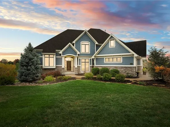 8035 NW Emerald Ct, Parkville, MO 64152