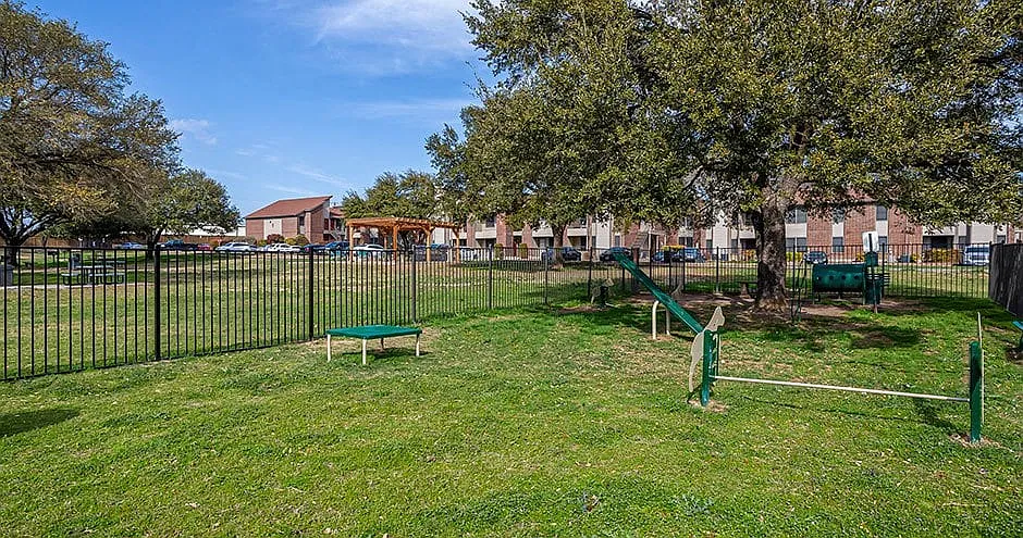 Brooksfield Apartments — Photo 4