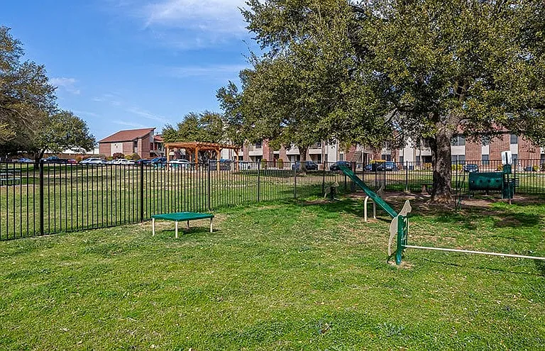 Brooksfield Apartments — Photo 4