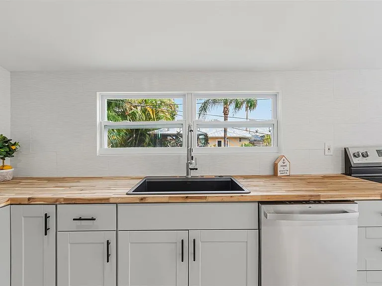 1566 NW 9th Ave — Photo 5