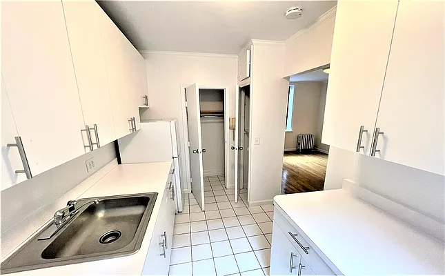 Rented by Manhattan Realty Group | media 12