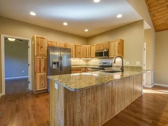 3rd image of 127 Gardenia Ct