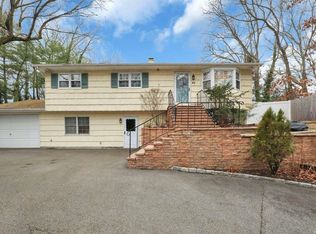 40 Friendly Rd, Smithtown, NY 11787