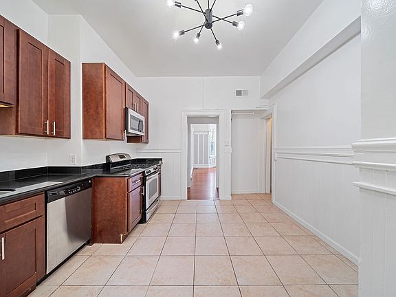 3rd image of 105 Carl St