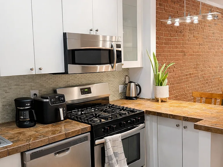 913 Garden St #3L — Photo 2
