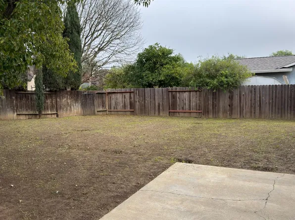 550 W Creekside Cir, Dixon, CA 95620