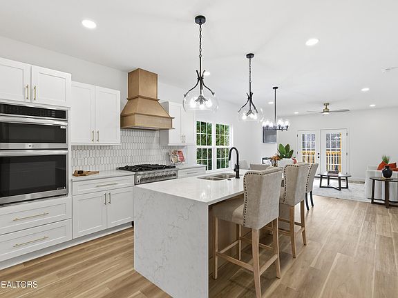 2nd image of 1902 Woodbine Ave