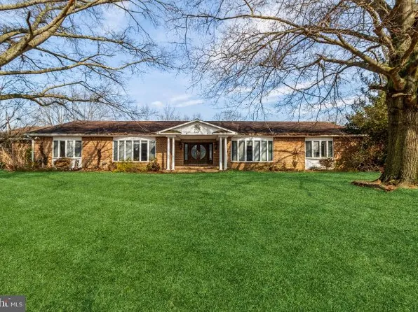 637 Sun Haven Dr, Clayton, NJ 08312