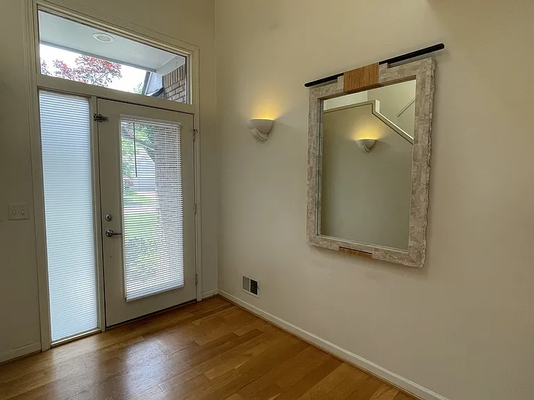 517 Essex Dr — Photo 9