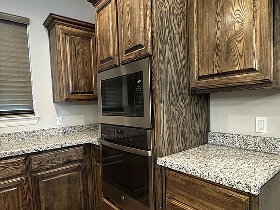 4th image of 2467 Grove Ln