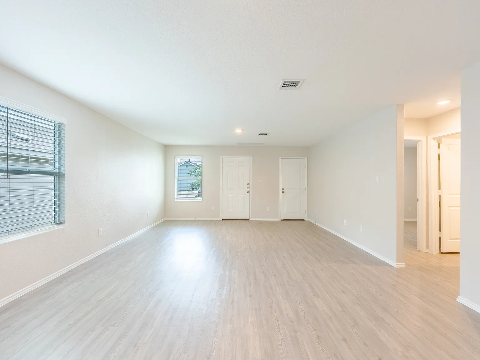 3 bed, 1276 sqft, $1,900 — Photo 4