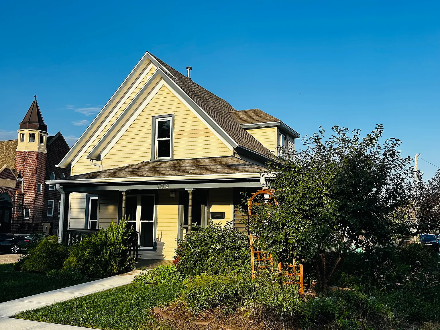 3 bed, 1.5 bath, 1337 sqft, $1,700 — Photo 1