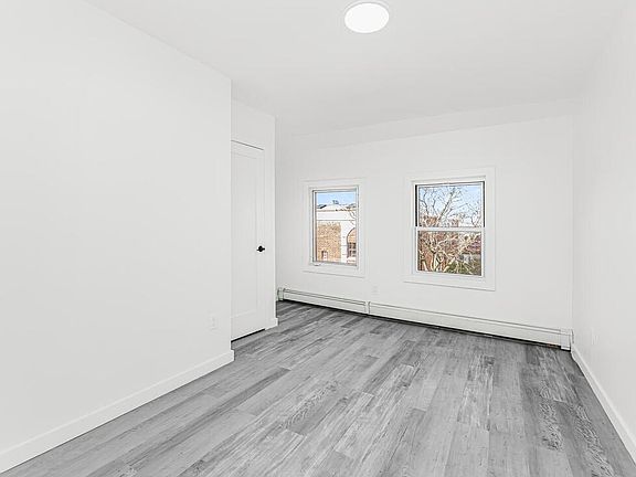 3rd image of 136 Cortlandt St