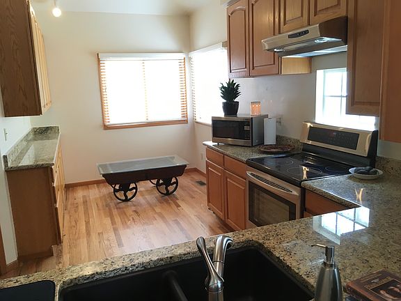 Breakfast nook in Kitchen, in addition to dining area and br