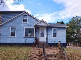 201 Arlington Ave, Mauston, WI 53948