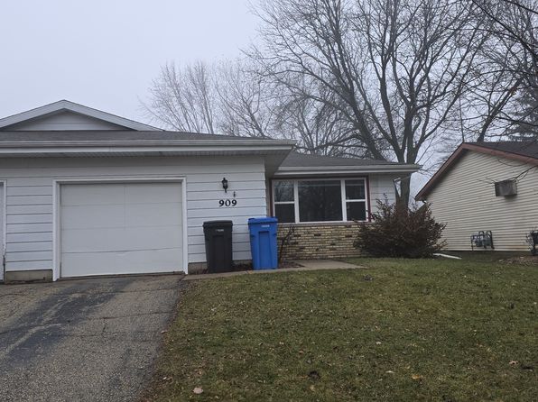 909 S Division St, Waunakee, WI 53597 – 2-bedroom rental in Waunakee