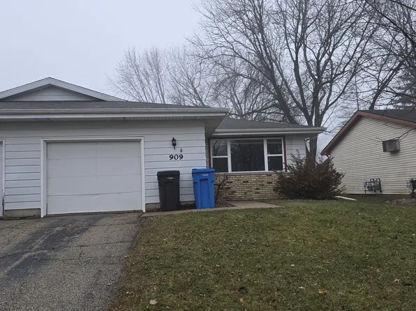 909 S Division St, Waunakee, WI 53597