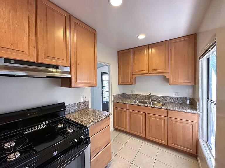 393 N Baldwin Ave — Photo 9