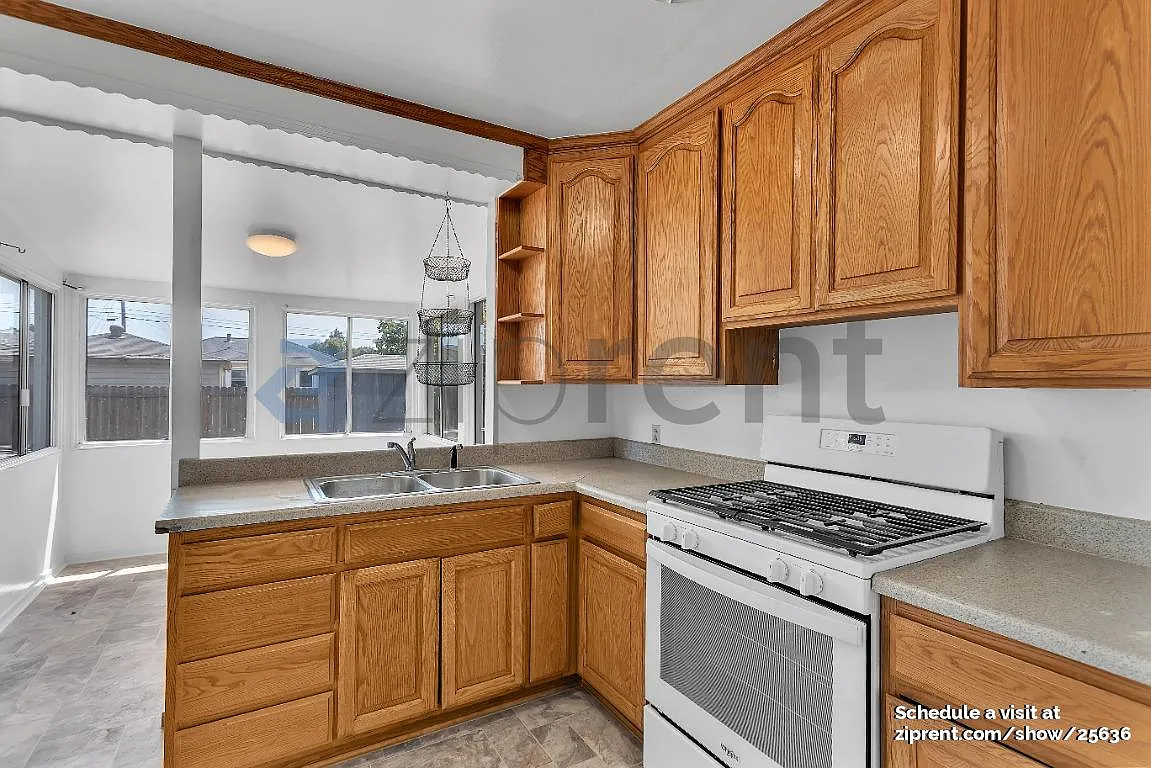 3 bed, 840 sqft, $3,045 — Photo 4