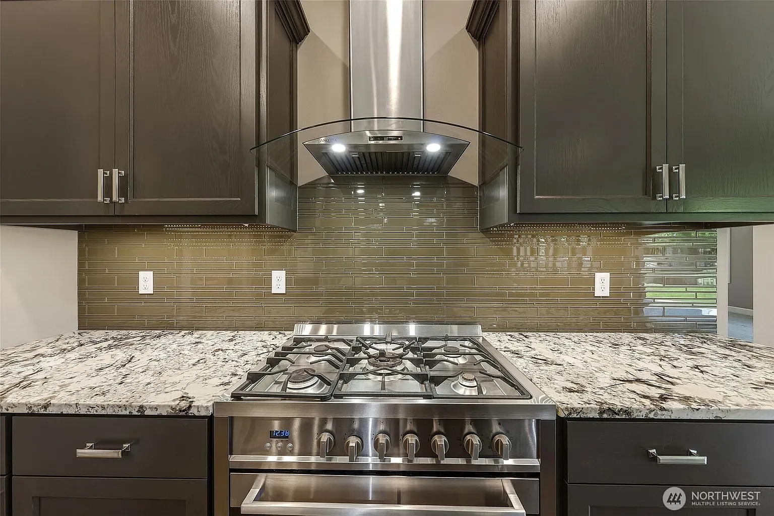 4 bed, 2348 sqft, $2,845 — Photo 3