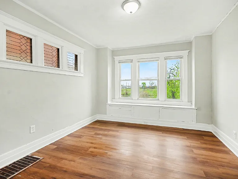242 Ferris St — Photo 10