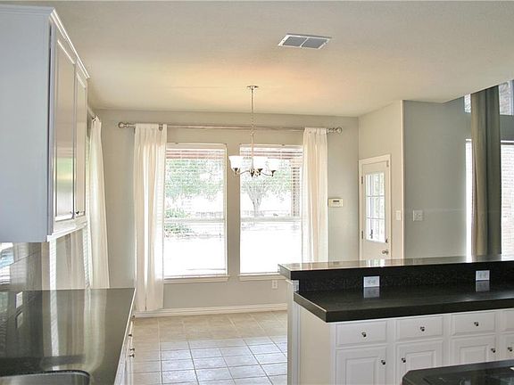4th image of 722 Crestwood Dr