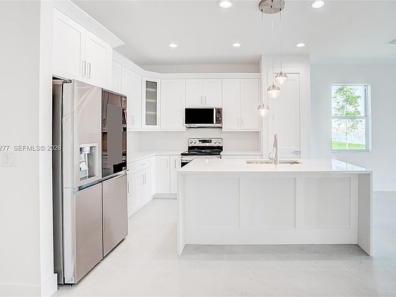 5th image of 3804 SE 12th Ave