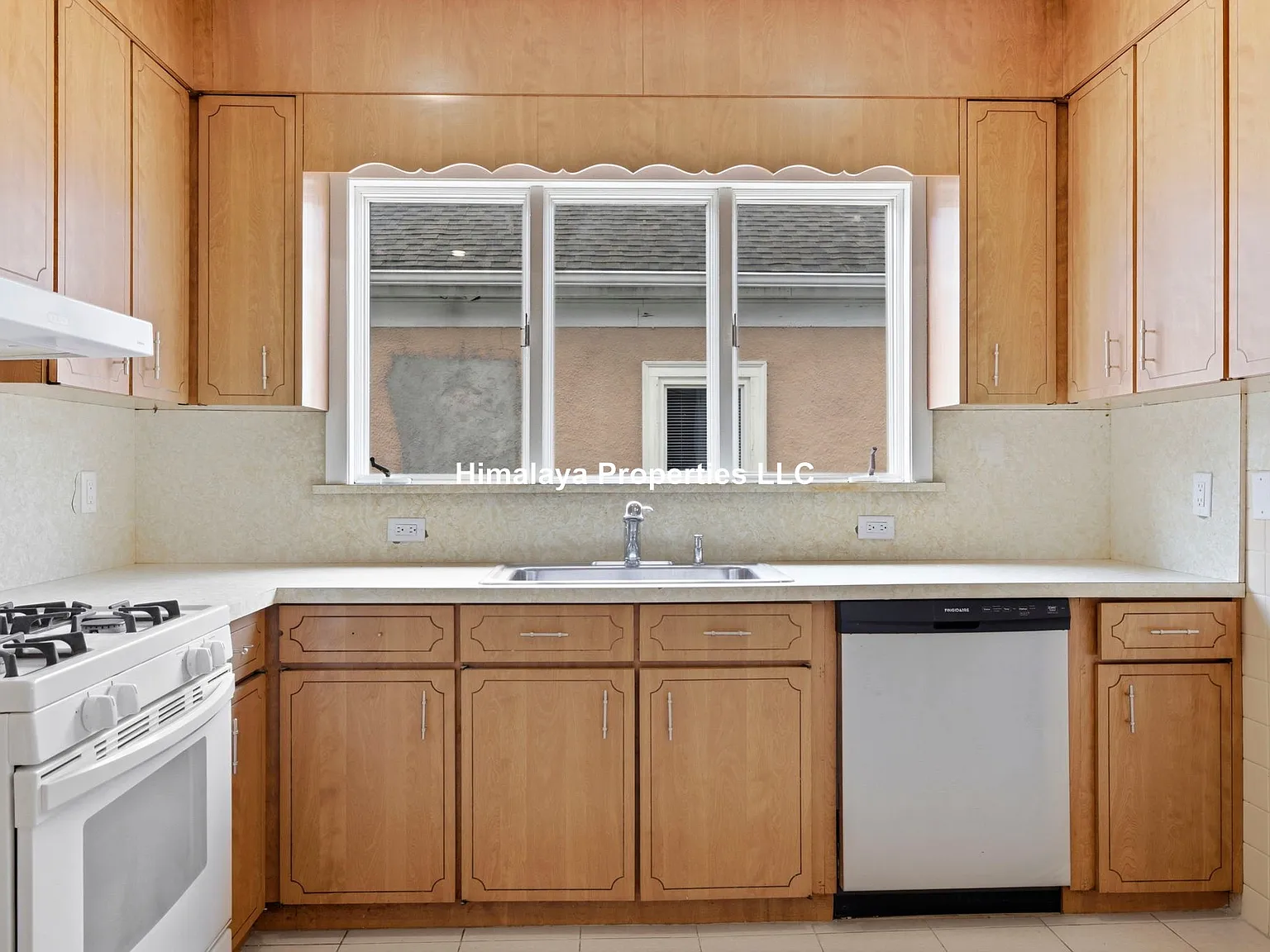 6 bed, $8,600 — Photo 2