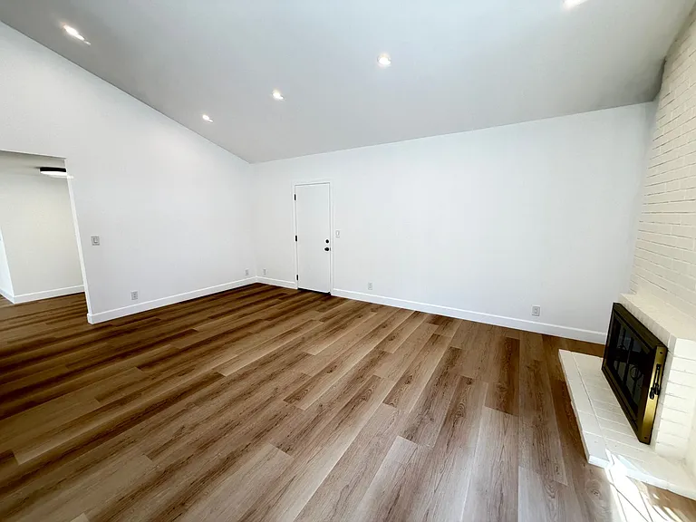 9887 Broadmoor Dr — Photo 12