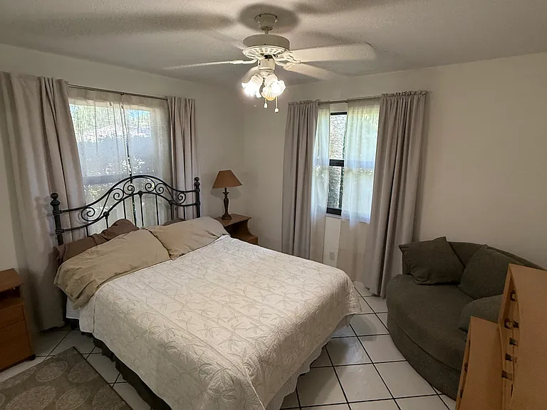 2507 Canterbury Dr N — Photo 2