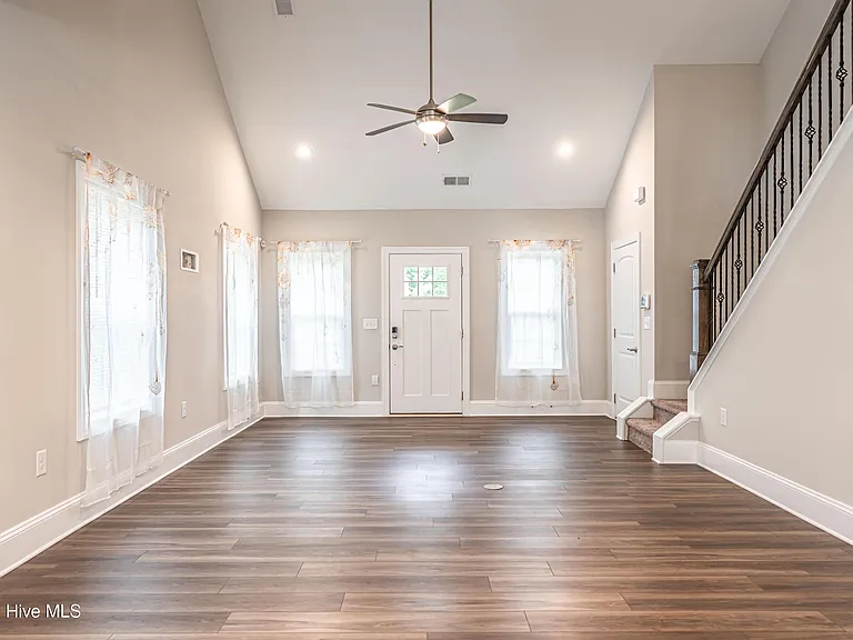 315 Mashie Ct — Photo 6