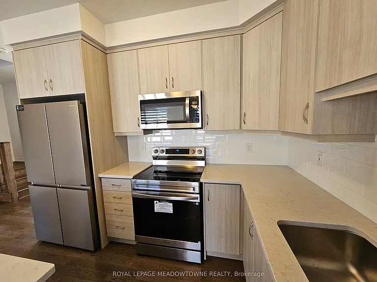 879 Amand Dr — Photo 7