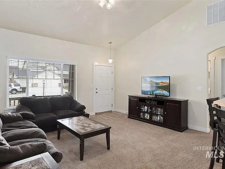 916 N Wolfsburg Ave — Photo 2
