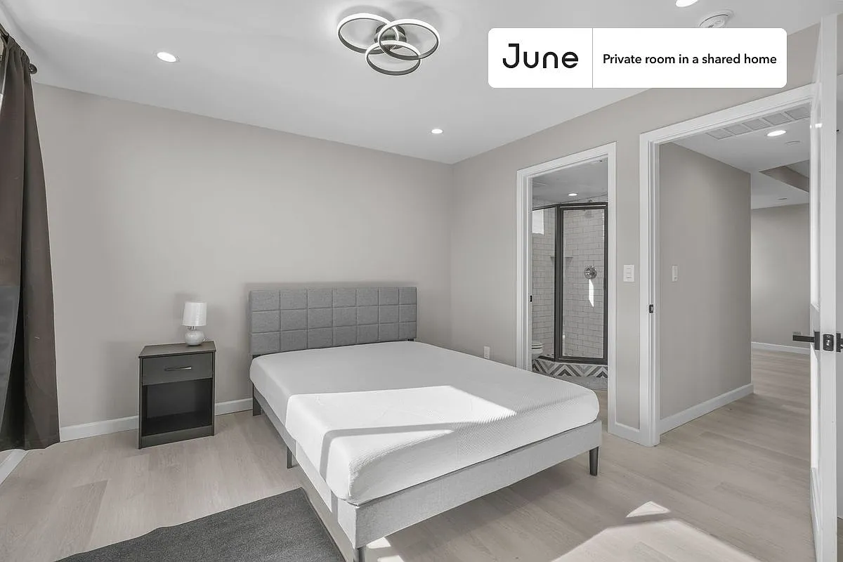 Queen bedroom in 5 bed/5 bath home in Boyle Heights #1828 B — Photo 2