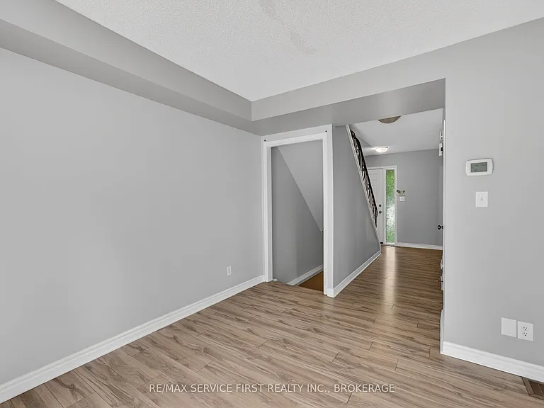877 Muirfield Cres — Photo 10