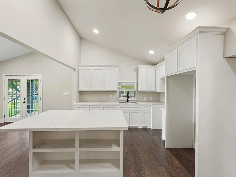 905 Franconia Dr — Photo 5
