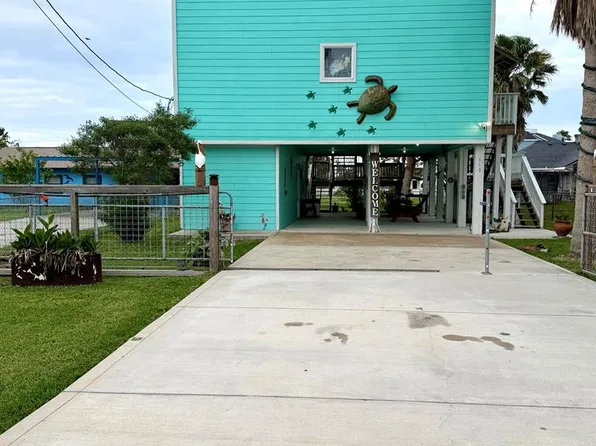 610 South St, Rockport, TX 78382