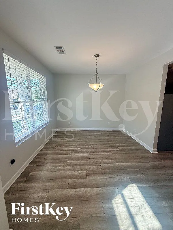 4 bed, 2.5 bath, 2333 sqft, $2,515 — Photo 4