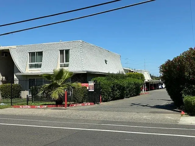 Oakcrest — Photo 2