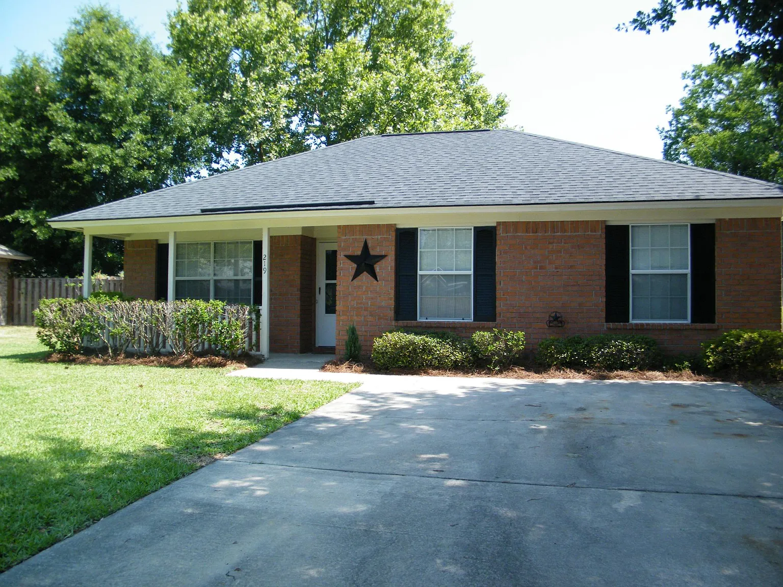 3 bed, 1200 sqft, $2,000 — Photo 2