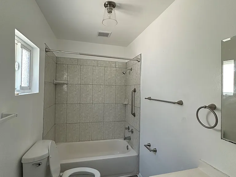 728 1/2 S Leonard Ave #3 — Photo 2